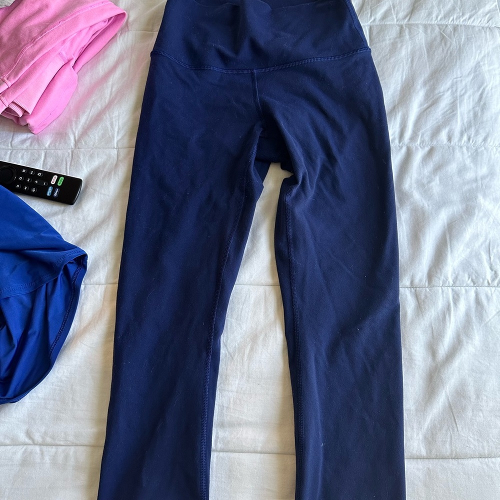crop navy lulu leggings! great condition